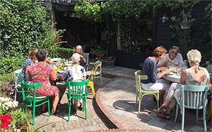 In oranje juli 2018 lunch afsluiting creatief seizoen.